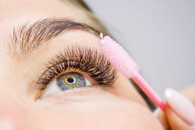 Pessoa cuidando das suas sobrancelhas após o processo de nanopigmentação ter sido realizado por uma profissional da área da beleza.