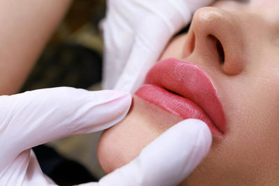 Profissional especialista em neutralização labial analisando os lábios de sua paciente.