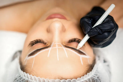 profissional preparando a sua cliente que escolheu a soap brows para ser feita em sua sobrancelha